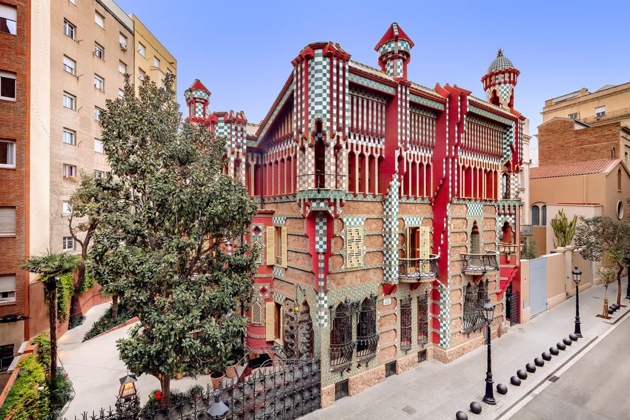 Barcelona Highlights: Sagrada Familia and Gaudi Houses Guided Tour - image 6
